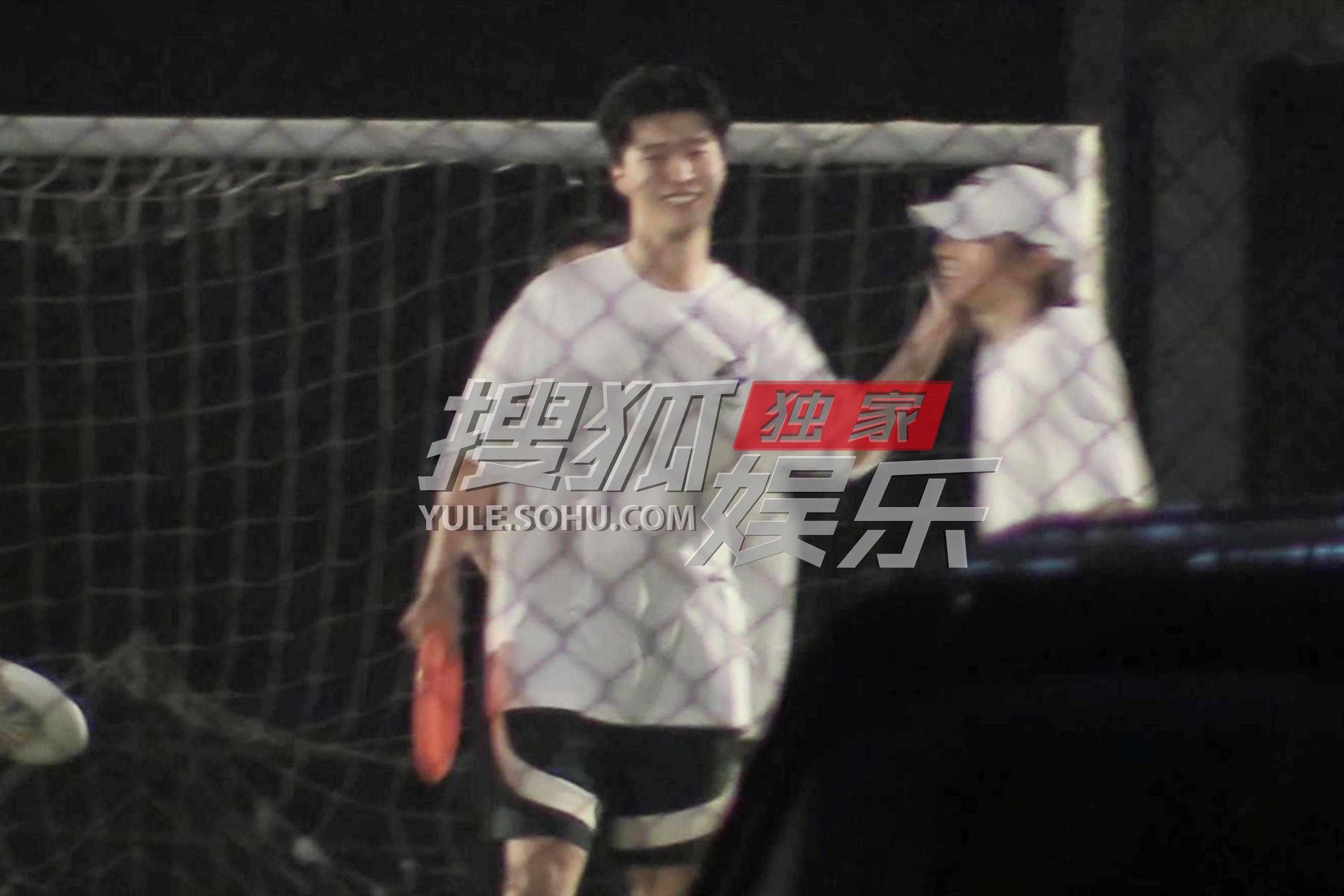 Fan Chengcheng and Lin Yunmaichao play Frisbee together in the early ...