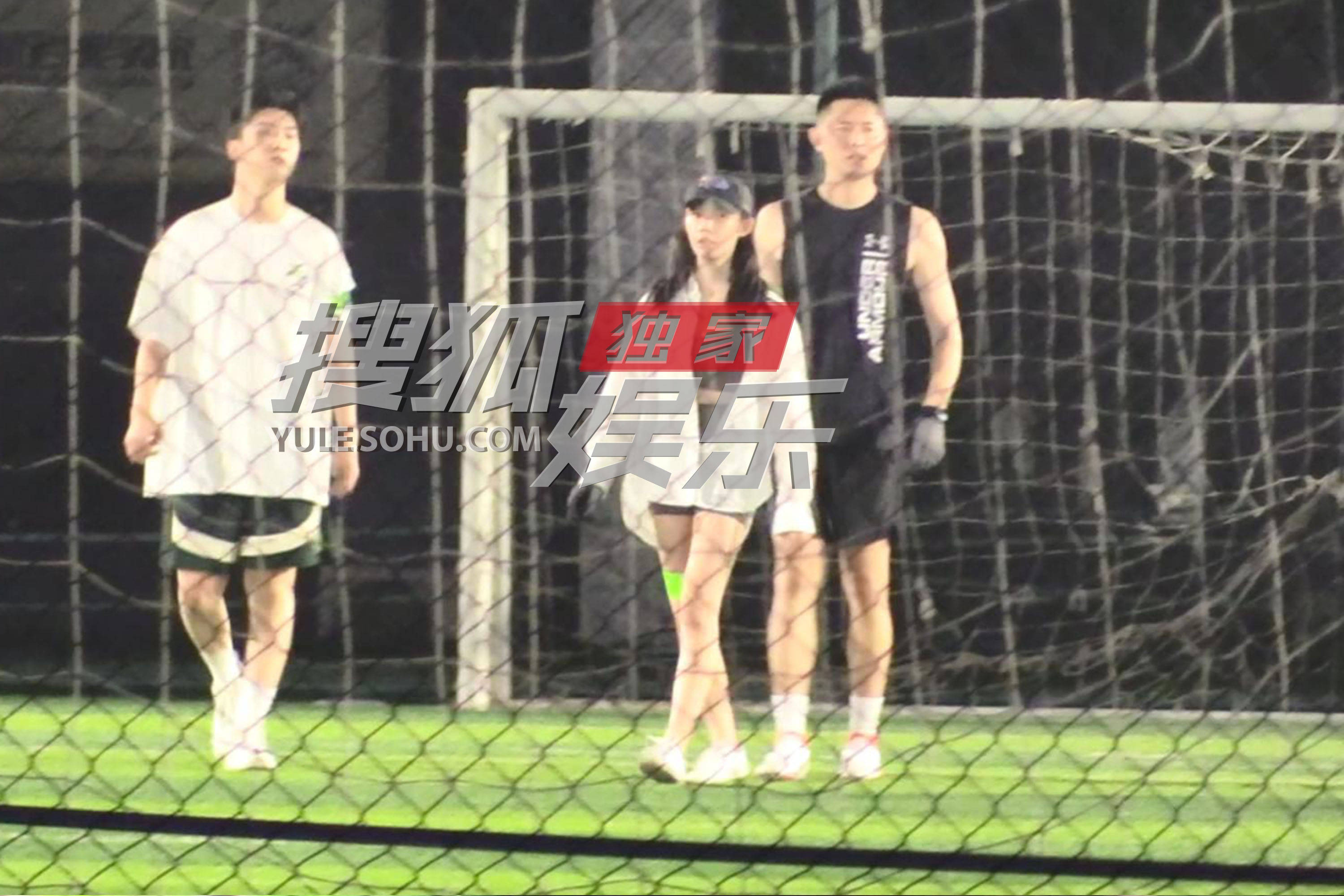Fan Chengcheng and Lin Yunmaichao play Frisbee together in the early ...
