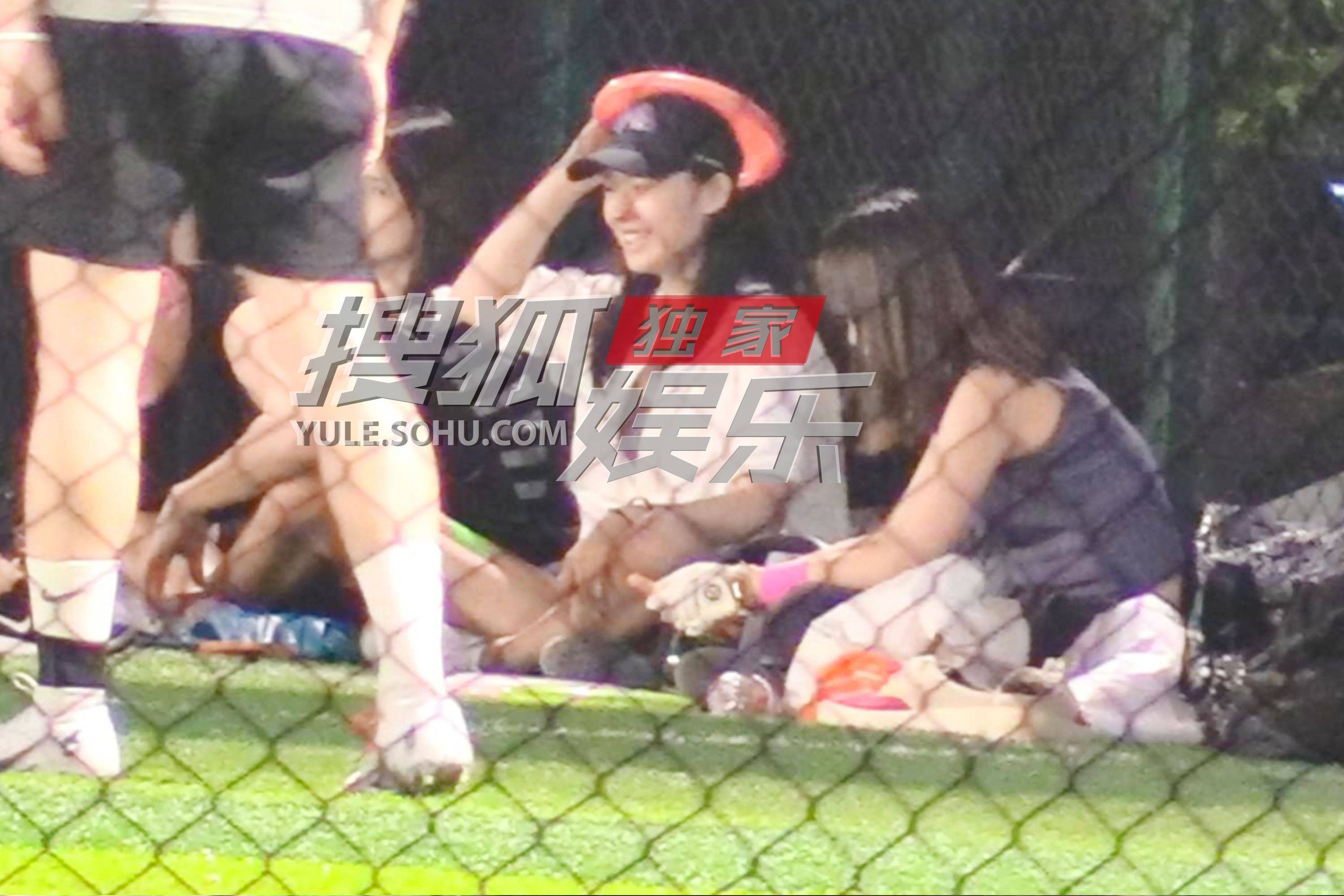 Fan Chengcheng and Lin Yunmaichao play Frisbee together in the early ...