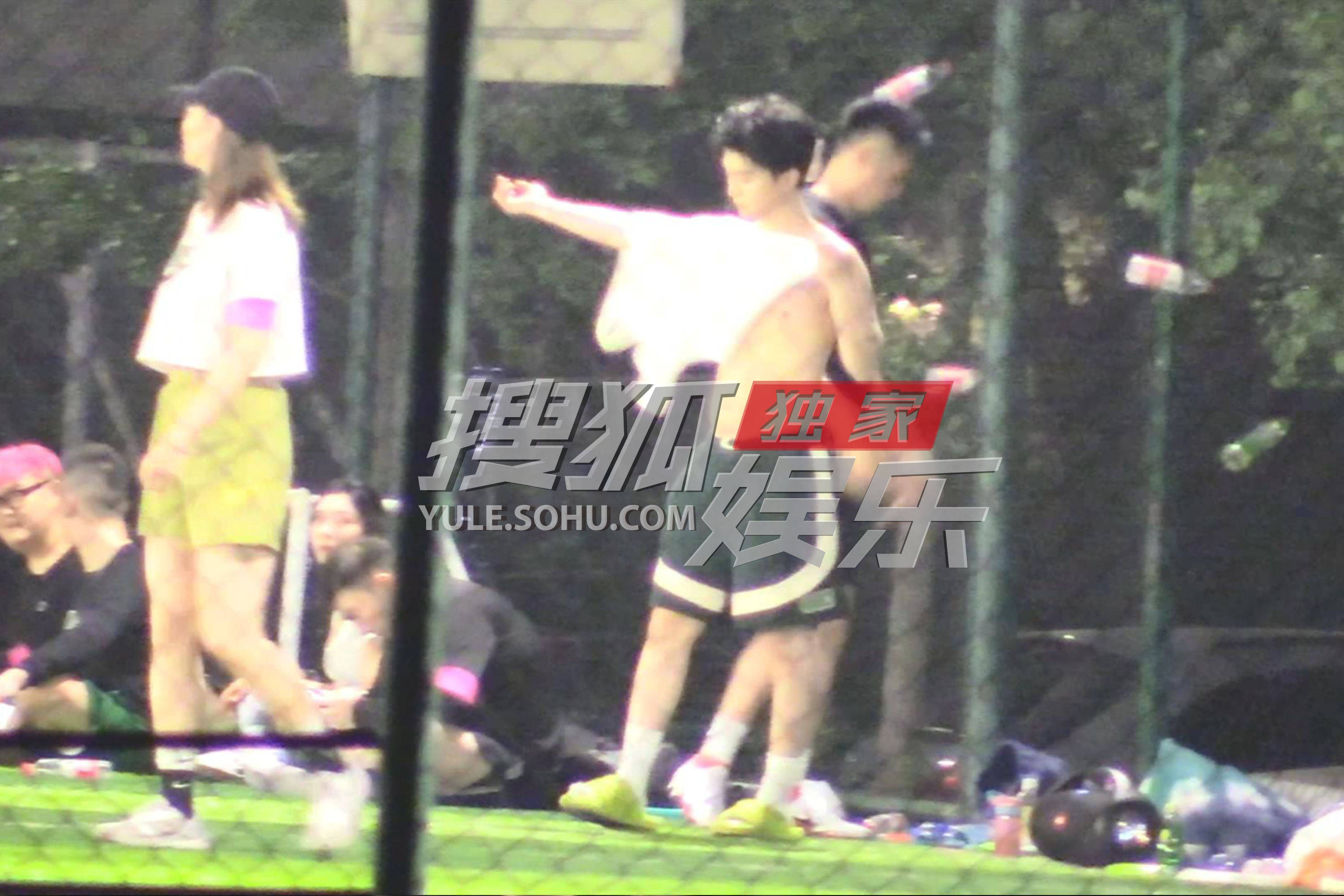 Fan Chengcheng and Lin Yunmaichao play Frisbee together in the early ...