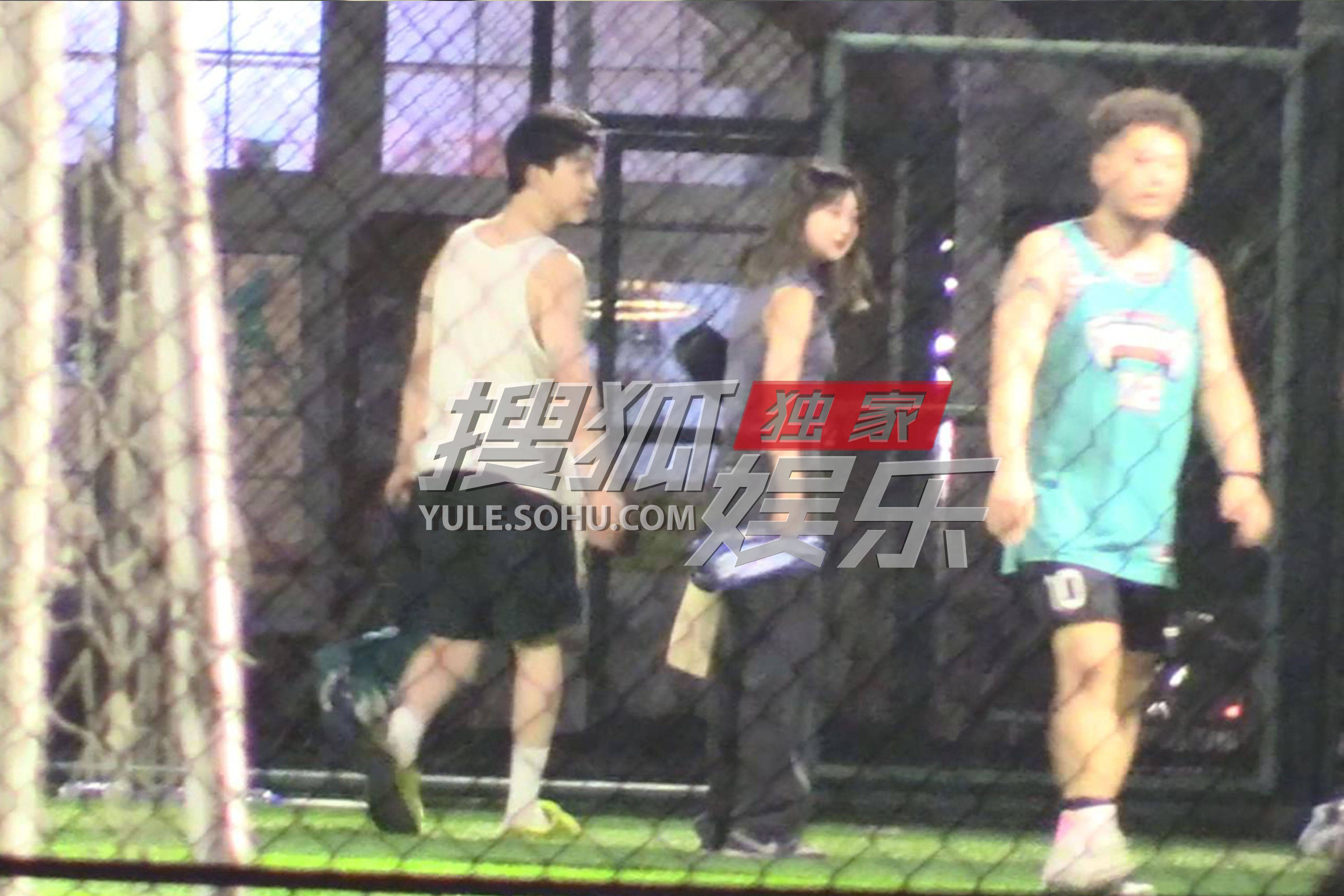 Fan Chengcheng and Lin Yunmaichao play Frisbee together in the early ...